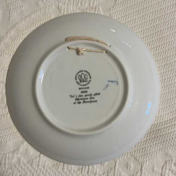 Royal Copenhagen 1985 Bing & Grondahl Jul After plate blue & white winter scene - Picture 2 of 2